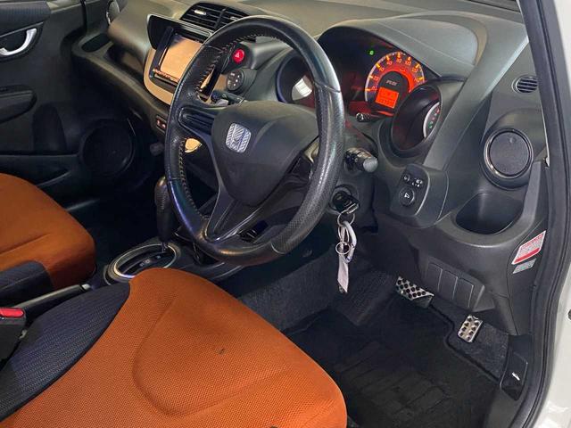 フィット ＲＳ　社外ナビ（ＡＶＮ７７０ＨＤｍｋＩＩ）・Ｂｌｕｅｔｏｏｔｈ・ＤＴＶ・ＥＴＣ・ＵＳＢ・フロントフォグランプ・オートライト・ＨＩＤヘッドライト・スマートキー・盗難防止装置・衝突安全ボディ（21枚目）