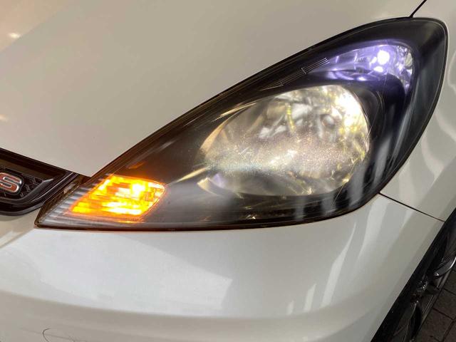 フィット ＲＳ　社外ナビ（ＡＶＮ７７０ＨＤｍｋＩＩ）・Ｂｌｕｅｔｏｏｔｈ・ＤＴＶ・ＥＴＣ・ＵＳＢ・フロントフォグランプ・オートライト・ＨＩＤヘッドライト・スマートキー・盗難防止装置・衝突安全ボディ（33枚目）