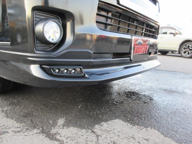 ハイエースバン スーパーGL ダークプライム 1オーナー 4WD 寒冷地仕様 社外ナビ Bカメラ 両側パワースライド モデリスタエアロ 社外エアロ 純正ルーフスポイラー ETC H20ホワイトレター LEDヘッドライト 前側フォグ AC100V(7枚目)