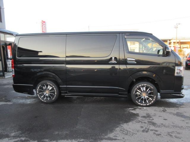 ハイエースバン スーパーGL ダークプライム 1オーナー 4WD 寒冷地仕様 社外ナビ Bカメラ 両側パワースライド モデリスタエアロ 社外エアロ 純正ルーフスポイラー ETC H20ホワイトレター LEDヘッドライト 前側フォグ AC100V(11枚目)