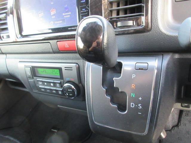 ハイエースバン スーパーGL ダークプライム 1オーナー 4WD 寒冷地仕様 社外ナビ Bカメラ 両側パワースライド モデリスタエアロ 社外エアロ 純正ルーフスポイラー ETC H20ホワイトレター LEDヘッドライト 前側フォグ AC100V(30枚目)