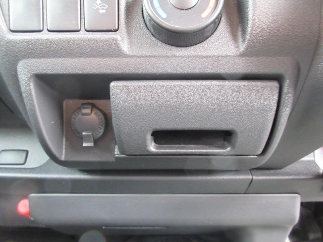 ハイエースバン ロングＤＸ　１オーナー　４ＷＤ　トヨタセーフティセンス　禁煙　純正ＳＤナビ　バックカメラ　前側ドラレコ　オートハイビーム　ＥＴＣ　純正セパレートカーテン　Ｄターボ　ドアバイザー　スマートキー　Ｂｌｕｅｔｏｏｔｈ（28枚目）