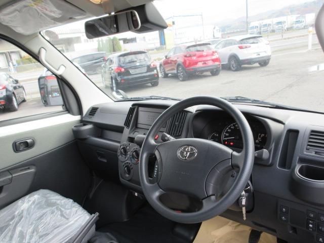 タウンエースバン GL 登録済未使用車 4WD トヨタセーフティセンス センターデフロック クリアランスソナー アイドリングストップ LEDヘッドライト スペアキー 衝突軽減ブレ 横滑り防止(12枚目)