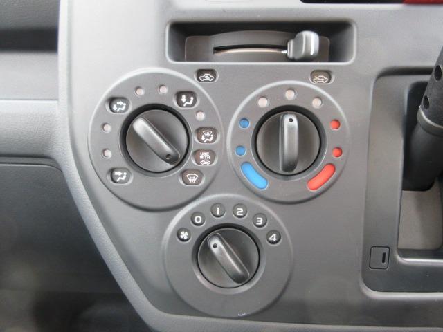 タウンエースバン GL 登録済未使用車 4WD トヨタセーフティセンス センターデフロック クリアランスソナー アイドリングストップ LEDヘッドライト スペアキー 衝突軽減ブレ 横滑り防止(21枚目)