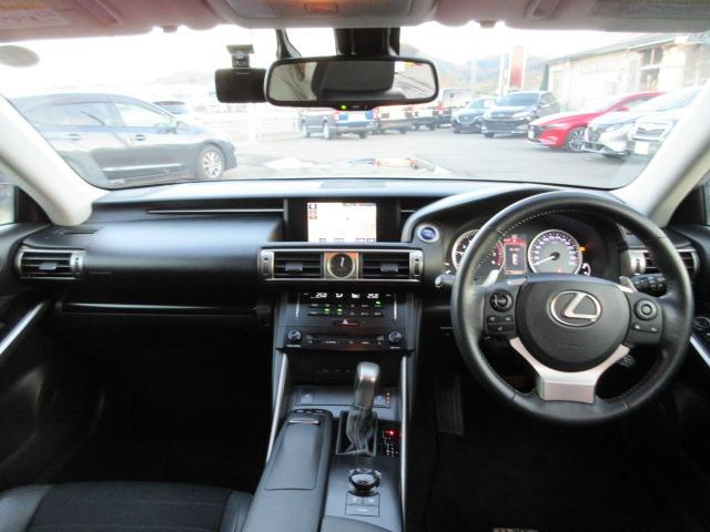 ＩＳ ＩＳ３００ｈ　ユーザー買取車　純正ナビ　Ｂカメラ　ドラレコ　クルーズコントロール　パドルシフト　シートヒーター　ハンドルヒーター　ＥＴＣ　Ｆスポーツ純正１８ＡＷ　ＬＥＤヘッドライト　前側フォグ　ハーフレザーシート（16枚目）