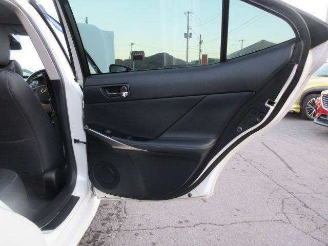 ＩＳ ＩＳ３００ｈ　ユーザー買取車　純正ナビ　Ｂカメラ　ドラレコ　クルーズコントロール　パドルシフト　シートヒーター　ハンドルヒーター　ＥＴＣ　Ｆスポーツ純正１８ＡＷ　ＬＥＤヘッドライト　前側フォグ　ハーフレザーシート（53枚目）