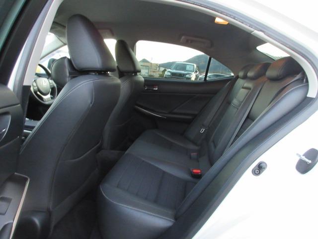 ＩＳ ＩＳ３００ｈ　ユーザー買取車　純正ナビ　Ｂカメラ　ドラレコ　クルーズコントロール　パドルシフト　シートヒーター　ハンドルヒーター　ＥＴＣ　Ｆスポーツ純正１８ＡＷ　ＬＥＤヘッドライト　前側フォグ　ハーフレザーシート（59枚目）