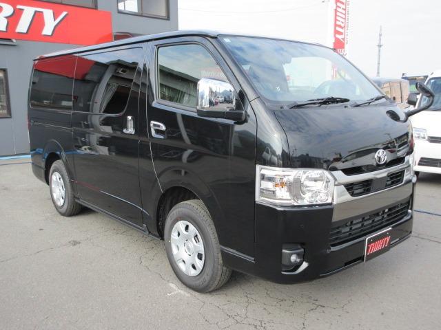 ハイエースバン ロングスーパーGL ダークプライムS 登録済未使用車 4WD 寒冷地仕様 トヨタセーフティセンス パノラミックビュー 両側パワースライド デジタルインナーミラー オートハイビーム 本革巻ステア LEDヘッドライト 前後フォグ Wエアコン(10枚目)