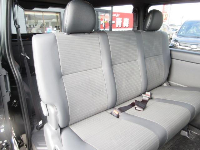 ハイエースバン ロングスーパーGL ダークプライムS 登録済未使用車 4WD 寒冷地仕様 トヨタセーフティセンス パノラミックビュー 両側パワースライド デジタルインナーミラー オートハイビーム 本革巻ステア LEDヘッドライト 前後フォグ Wエアコン(19枚目)