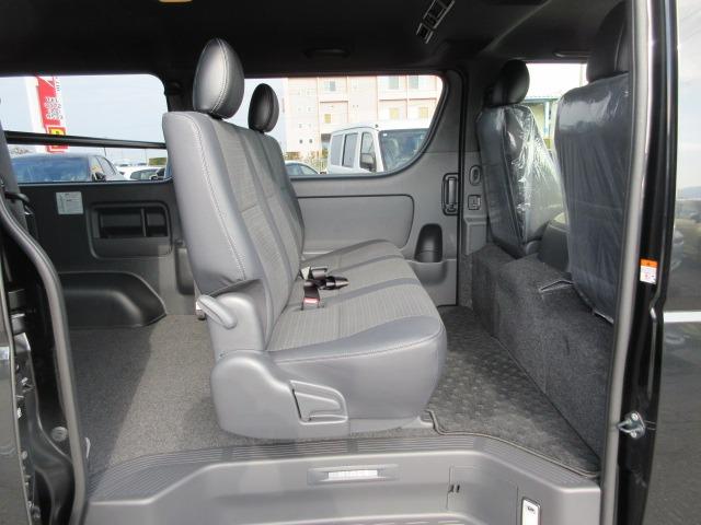 ハイエースバン ロングスーパーGL ダークプライムS 登録済未使用車 4WD 寒冷地仕様 トヨタセーフティセンス パノラミックビュー 両側パワースライド デジタルインナーミラー オートハイビーム 本革巻ステア LEDヘッドライト 前後フォグ Wエアコン(55枚目)