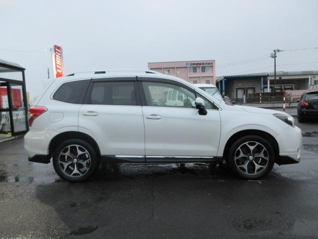 フォレスター ２．０ＸＴ　アイサイト　寒冷地仕様　４ＷＤ　電動サンルーフ　カロッツェリアナビ　レーダークルーズ　電動リアゲート　パドルシフト　純正ルーフレール　ＥＴＣ　バックカメラ　純正前後エアロ　前後フォグ　ＬＥＤデイライト　ドアバイザ（11枚目）