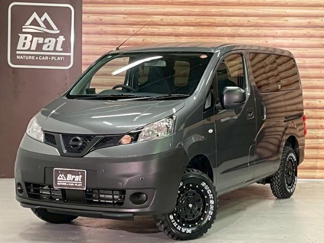 ＮＶ２００バネットバン ＤＸ　１４ＡＷ　デザートテックＬＣ－８　マキシス　バックショット　Ｂｒａｔオリジナルリフトアップキット　ボンネットエンブレム　Ｖモーショングリル　グリルエンブレム　寒冷地仕様　スマートキー　電格ミラー（21枚目）