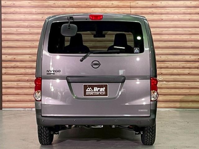 ＮＶ２００バネットバン ＤＸ　１４ＡＷ　デザートテックＬＣ－８　マキシス　バックショット　Ｂｒａｔオリジナルリフトアップキット　ボンネットエンブレム　Ｖモーショングリル　グリルエンブレム　寒冷地仕様　スマートキー　電格ミラー（27枚目）