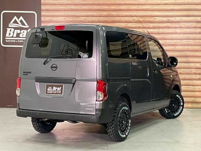 ＮＶ２００バネットバン ＤＸ　１４ＡＷ　デザートテックＬＣ－８　マキシス　バックショット　Ｂｒａｔオリジナルリフトアップキット　ボンネットエンブレム　Ｖモーショングリル　グリルエンブレム　寒冷地仕様　スマートキー　電格ミラー（42枚目）
