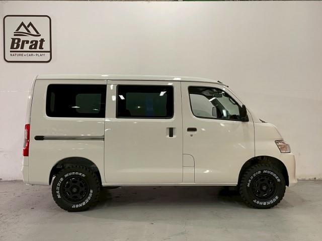 寒冷地仕様　ベッドキット　シートカバー　リフトアップ　フロントカメラ　インテリアパネル　マキシスバックショット　ＷＥＤＳマッドヴァンスＸタイプＳ　ブラックアウトカスタム　リアヒーターＬＥＤヘッドライト