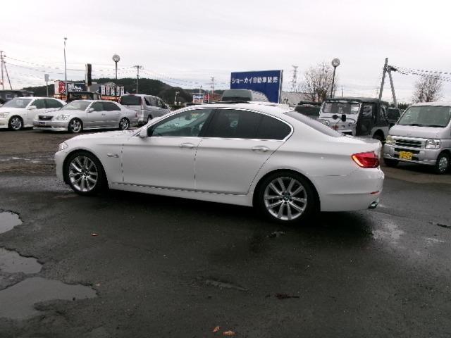 ５シリーズ ５２３ｉ　１９ＡＷ　黒革シート　サンルーフ　パワーシート　純正ナビバックカメラ　スマートキー（4枚目）