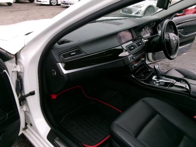 ５シリーズ ５２３ｉ　１９ＡＷ　黒革シート　サンルーフ　パワーシート　純正ナビバックカメラ　スマートキー（22枚目）