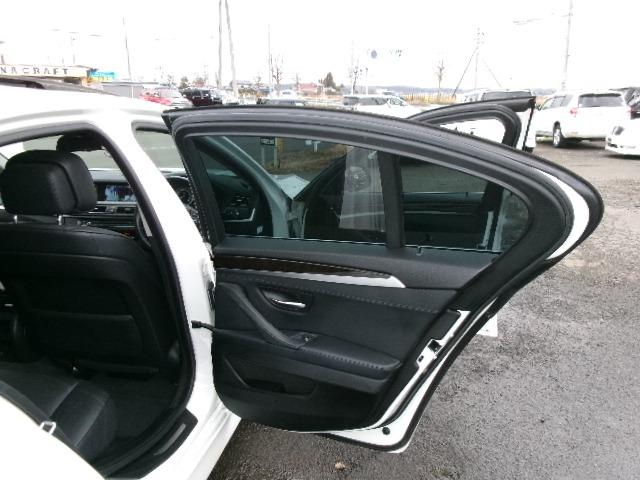 ５シリーズ ５２３ｉ　１９ＡＷ　黒革シート　サンルーフ　パワーシート　純正ナビバックカメラ　スマートキー（23枚目）