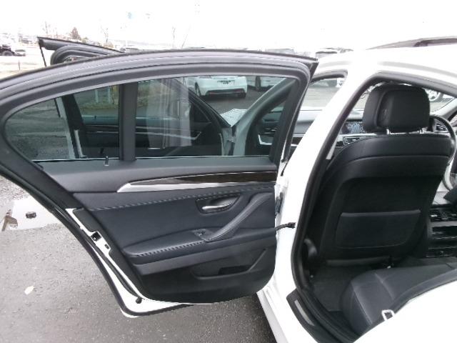 ５シリーズ ５２３ｉ　１９ＡＷ　黒革シート　サンルーフ　パワーシート　純正ナビバックカメラ　スマートキー（25枚目）