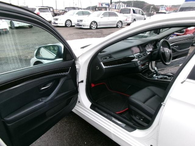 ５シリーズ ５２３ｉ　１９ＡＷ　黒革シート　サンルーフ　パワーシート　純正ナビバックカメラ　スマートキー（55枚目）