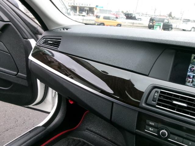 ５シリーズ ５２３ｉ　１９ＡＷ　黒革シート　サンルーフ　パワーシート　純正ナビバックカメラ　スマートキー（65枚目）