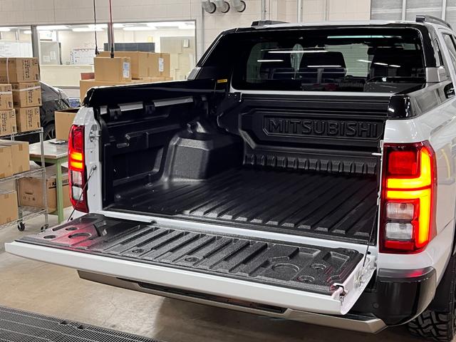 トライトン GSR モディファイドフェイス ブルバー リフトアップ エクストリームJ新品17インチアルミ TOYOオープンカントリーR/T新品タイヤ 純正9インチナビ 全方位カメラ 三菱エンブレム E-Assist(3枚目)