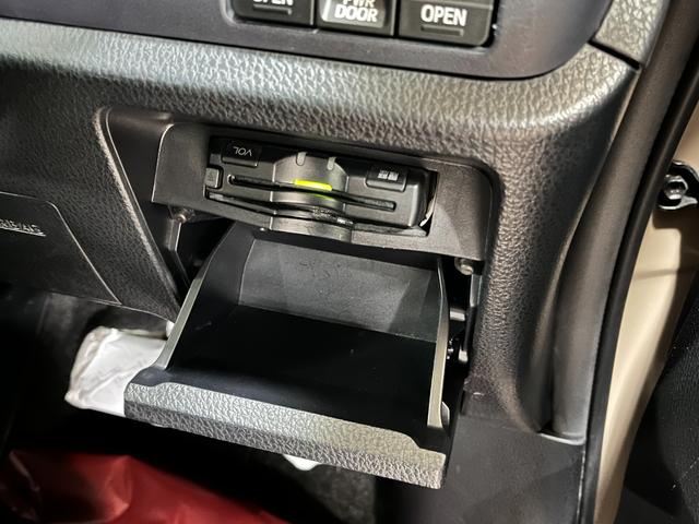 ノア ハイブリッドG 全塗装/ナチュラルベージュM ブラック塗装 モンツァジャパン新品AW マッドスターA/T新品タイヤ TOYOTAエンブレム 両側パワスラ フリップダウンモニター 純正ナビ バックカメラ シートヒーター(10枚目)