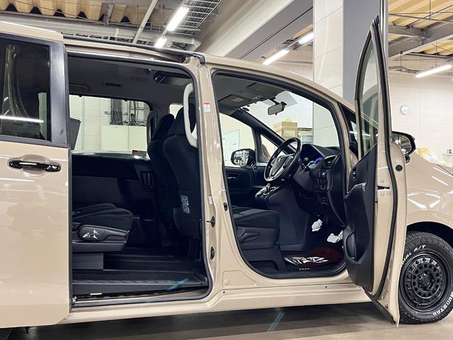 ノア ハイブリッドG 全塗装/ナチュラルベージュM ブラック塗装 モンツァジャパン新品AW マッドスターA/T新品タイヤ TOYOTAエンブレム 両側パワスラ フリップダウンモニター 純正ナビ バックカメラ シートヒーター(22枚目)