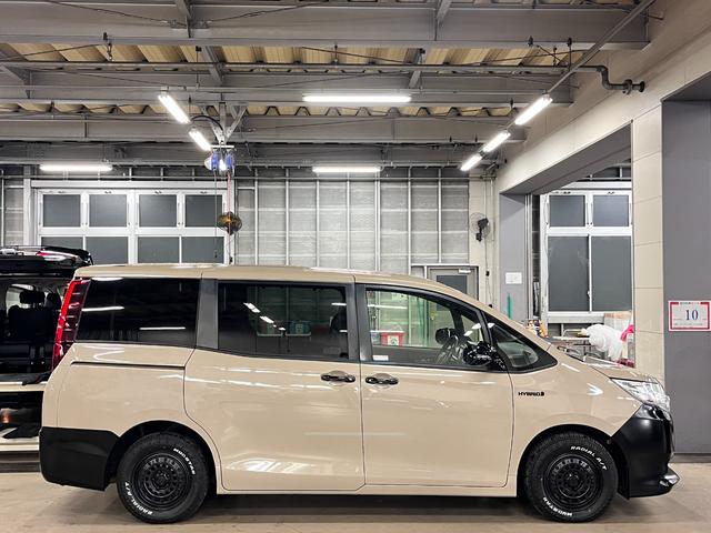 ノア ハイブリッドG 全塗装/ナチュラルベージュM ブラック塗装 モンツァジャパン新品AW マッドスターA/T新品タイヤ TOYOTAエンブレム 両側パワスラ フリップダウンモニター 純正ナビ バックカメラ シートヒーター(26枚目)