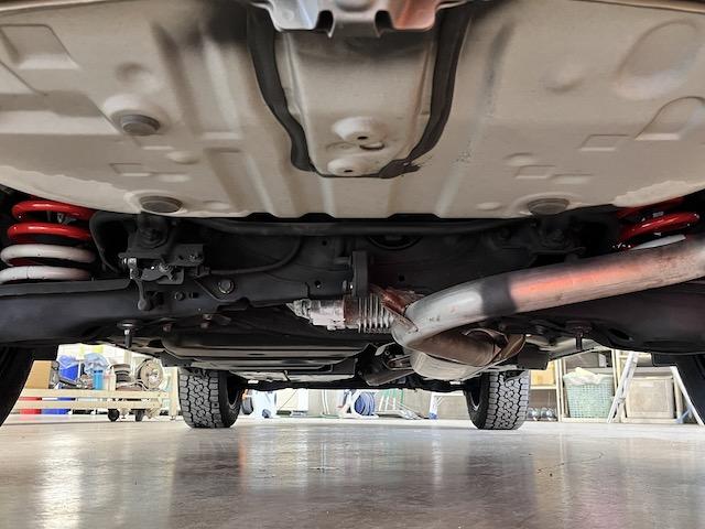 ハリアーハイブリッド プレミアム　アドバンスドパッケージ　レクサス純正カラームーンデザート全塗装　１．５インチリフトアップ　エクストリームＪＸＪ０８　ＴＯＹＯオープンカントリーＡ／ＴＩＩＩ　エルフォードオーバーフェンダー　ＪＢＬ　パノラミックビューモニター（25枚目）