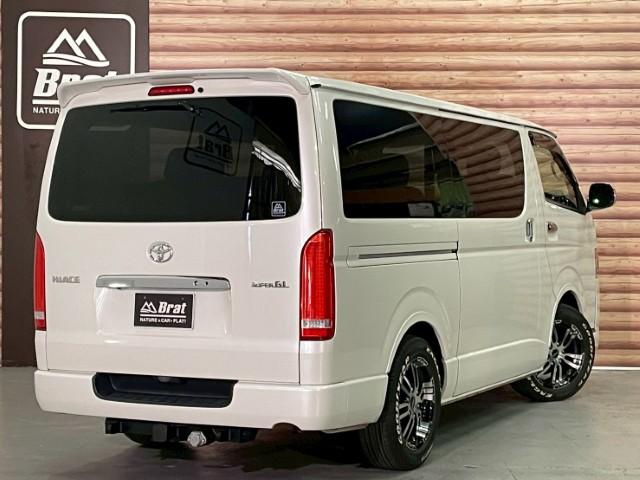 ハイエースバン スーパーＧＬ　４型標準グリル　オーバーフェンダー　純正ナビ　ＢＡＴＴＲＯテールライト　ヒッチメンバー　グッドイヤーラジアルタイヤ　ＦＬＥＸオリジナルアルミ　マホガニーインテリアパネル　ＢｒａｔＵＳＢソケット　ＥＴＣ（2枚目）