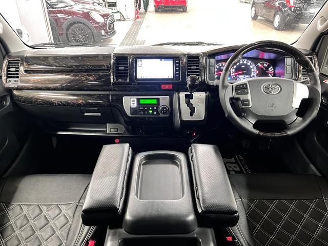 ハイエースバン スーパーＧＬ　４型標準グリル　オーバーフェンダー　純正ナビ　ＢＡＴＴＲＯテールライト　ヒッチメンバー　グッドイヤーラジアルタイヤ　ＦＬＥＸオリジナルアルミ　マホガニーインテリアパネル　ＢｒａｔＵＳＢソケット　ＥＴＣ（4枚目）