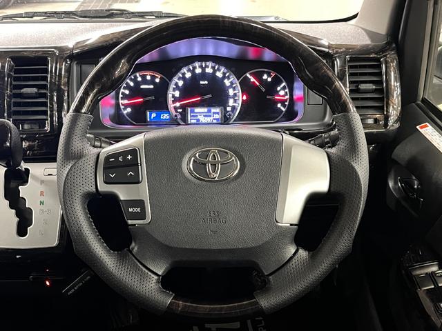 ハイエースバン スーパーＧＬ　４型標準グリル　オーバーフェンダー　純正ナビ　ＢＡＴＴＲＯテールライト　ヒッチメンバー　グッドイヤーラジアルタイヤ　ＦＬＥＸオリジナルアルミ　マホガニーインテリアパネル　ＢｒａｔＵＳＢソケット　ＥＴＣ（5枚目）