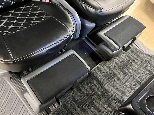 ハイエースバン スーパーＧＬ　４型標準グリル　オーバーフェンダー　純正ナビ　ＢＡＴＴＲＯテールライト　ヒッチメンバー　グッドイヤーラジアルタイヤ　ＦＬＥＸオリジナルアルミ　マホガニーインテリアパネル　ＢｒａｔＵＳＢソケット　ＥＴＣ（15枚目）