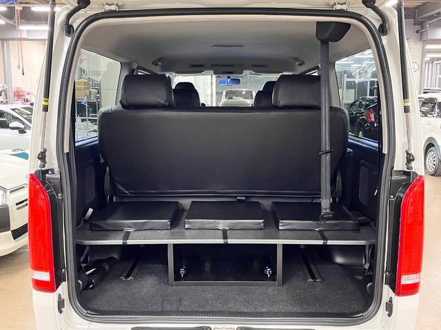 ハイエースバン スーパーＧＬ　４型標準グリル　オーバーフェンダー　純正ナビ　ＢＡＴＴＲＯテールライト　ヒッチメンバー　グッドイヤーラジアルタイヤ　ＦＬＥＸオリジナルアルミ　マホガニーインテリアパネル　ＢｒａｔＵＳＢソケット　ＥＴＣ（19枚目）