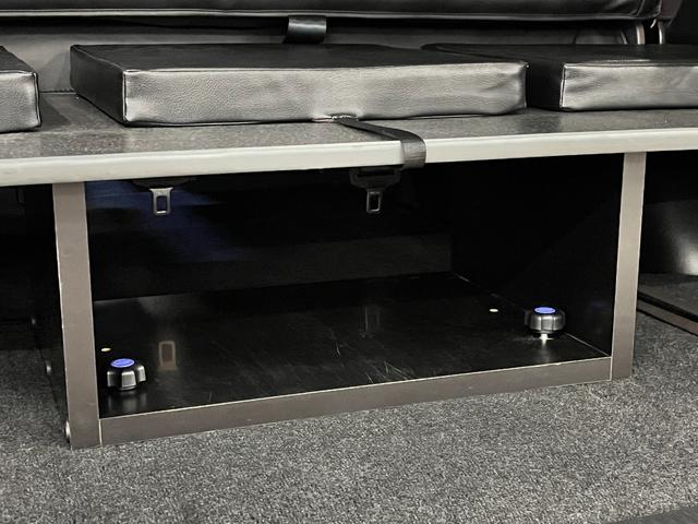 ハイエースバン スーパーＧＬ　４型標準グリル　オーバーフェンダー　純正ナビ　ＢＡＴＴＲＯテールライト　ヒッチメンバー　グッドイヤーラジアルタイヤ　ＦＬＥＸオリジナルアルミ　マホガニーインテリアパネル　ＢｒａｔＵＳＢソケット　ＥＴＣ（22枚目）