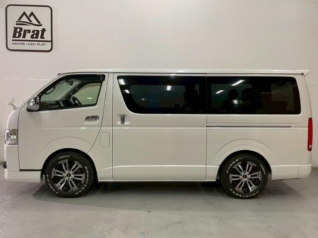 ハイエースバン スーパーＧＬ　４型標準グリル　オーバーフェンダー　純正ナビ　ＢＡＴＴＲＯテールライト　ヒッチメンバー　グッドイヤーラジアルタイヤ　ＦＬＥＸオリジナルアルミ　マホガニーインテリアパネル　ＢｒａｔＵＳＢソケット　ＥＴＣ（25枚目）