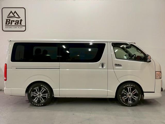 ハイエースバン スーパーＧＬ　４型標準グリル　オーバーフェンダー　純正ナビ　ＢＡＴＴＲＯテールライト　ヒッチメンバー　グッドイヤーラジアルタイヤ　ＦＬＥＸオリジナルアルミ　マホガニーインテリアパネル　ＢｒａｔＵＳＢソケット　ＥＴＣ（26枚目）