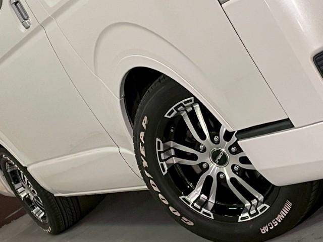 ハイエースバン スーパーＧＬ　４型標準グリル　オーバーフェンダー　純正ナビ　ＢＡＴＴＲＯテールライト　ヒッチメンバー　グッドイヤーラジアルタイヤ　ＦＬＥＸオリジナルアルミ　マホガニーインテリアパネル　ＢｒａｔＵＳＢソケット　ＥＴＣ（28枚目）