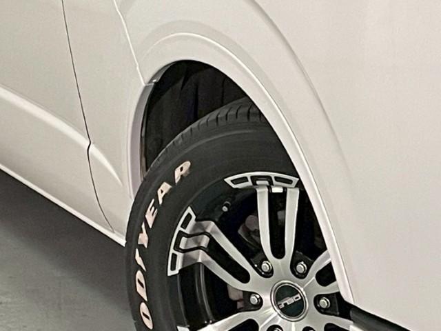 ハイエースバン スーパーＧＬ　４型標準グリル　オーバーフェンダー　純正ナビ　ＢＡＴＴＲＯテールライト　ヒッチメンバー　グッドイヤーラジアルタイヤ　ＦＬＥＸオリジナルアルミ　マホガニーインテリアパネル　ＢｒａｔＵＳＢソケット　ＥＴＣ（29枚目）