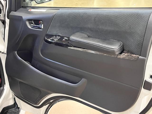 ハイエースバン スーパーＧＬ　４型標準グリル　オーバーフェンダー　純正ナビ　ＢＡＴＴＲＯテールライト　ヒッチメンバー　グッドイヤーラジアルタイヤ　ＦＬＥＸオリジナルアルミ　マホガニーインテリアパネル　ＢｒａｔＵＳＢソケット　ＥＴＣ（49枚目）