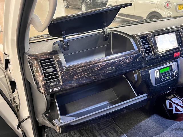 ハイエースバン スーパーＧＬ　４型標準グリル　オーバーフェンダー　純正ナビ　ＢＡＴＴＲＯテールライト　ヒッチメンバー　グッドイヤーラジアルタイヤ　ＦＬＥＸオリジナルアルミ　マホガニーインテリアパネル　ＢｒａｔＵＳＢソケット　ＥＴＣ（59枚目）