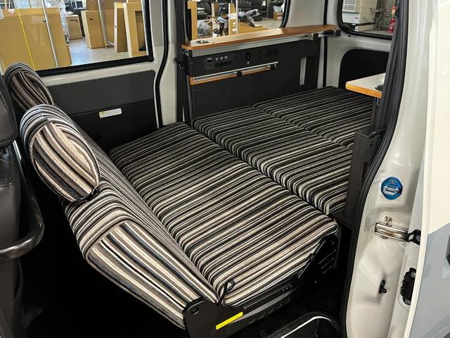 タウンエースバン ＧＬ　基本電源ユニット　シャワー付きシンク　サブバッテリー　ＩＮＮＯロッドホルダー　リフトＵＰ　エクストリームＪジャーニーＡＷ　マキシスバックショットタイヤ　ＹＡＫＩＭＡラック　ナビ　フロント／リアカメラ（14枚目）