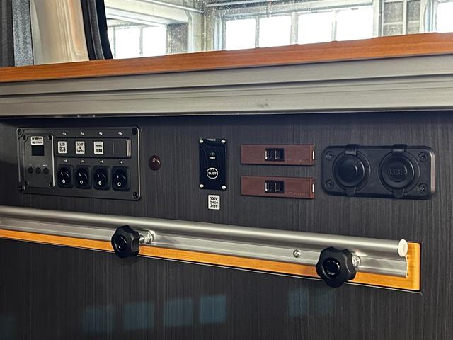 タウンエースバン ＧＬ　基本電源ユニット　シャワー付きシンク　サブバッテリー　ＩＮＮＯロッドホルダー　リフトＵＰ　エクストリームＪジャーニーＡＷ　マキシスバックショットタイヤ　ＹＡＫＩＭＡラック　ナビ　フロント／リアカメラ（19枚目）