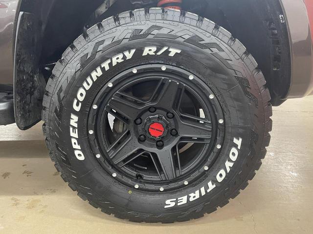 ハイラックスサーフ ＳＳＲ－Ｘ　Ｖセレクション　ＭＵＤ　ＶＡＮＣＥ１７インチＡＷ　５ｃｍリフトＵＰ　全塗装　ＴＯＹＯ新品オープンカントリーＲ／Ｔタイヤ　ルーフレール　タコマルックグリル　ウッドコンビステアリング　ダッシュマット　純正ＨＤＤナビ（22枚目）