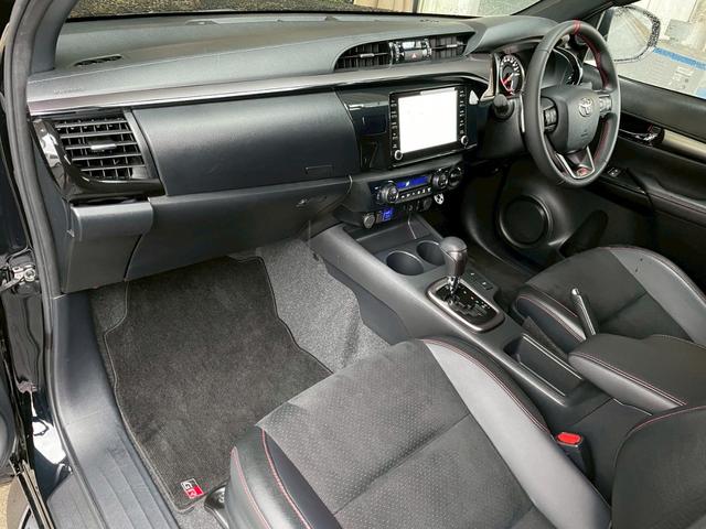 ハイラックス Ｚ　ＧＲスポーツ　リフトアップ　減衰調整式ショック　ＫＭＣ／ＡＺＴＥＣ新品アルミホイール　ＴＯＹＯオープンカントリー新品タイヤ　トノカバー　ベッドライナ　ディスプレイオーディオ　全方位カメラ　クルコン　ＥＴＣ２．０（5枚目）