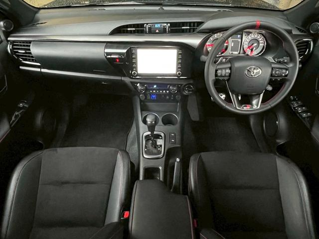 ハイラックス Ｚ　ＧＲスポーツ　リフトアップ　減衰調整式ショック　ＫＭＣ／ＡＺＴＥＣ新品アルミホイール　ＴＯＹＯオープンカントリー新品タイヤ　トノカバー　ベッドライナ　ディスプレイオーディオ　全方位カメラ　クルコン　ＥＴＣ２．０（6枚目）