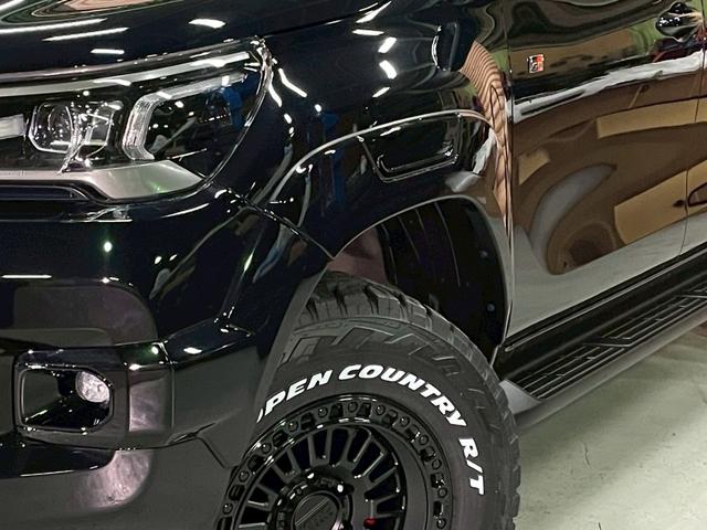ハイラックス Ｚ　ＧＲスポーツ　リフトアップ　減衰調整式ショック　ＫＭＣ／ＡＺＴＥＣ新品アルミホイール　ＴＯＹＯオープンカントリー新品タイヤ　トノカバー　ベッドライナ　ディスプレイオーディオ　全方位カメラ　クルコン　ＥＴＣ２．０（7枚目）