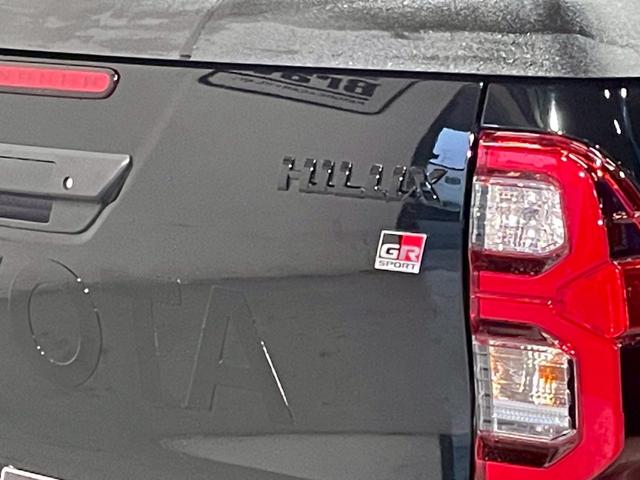 ハイラックス Ｚ　ＧＲスポーツ　リフトアップ　減衰調整式ショック　ＫＭＣ／ＡＺＴＥＣ新品アルミホイール　ＴＯＹＯオープンカントリー新品タイヤ　トノカバー　ベッドライナ　ディスプレイオーディオ　全方位カメラ　クルコン　ＥＴＣ２．０（8枚目）