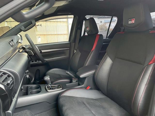 ハイラックス Ｚ　ＧＲスポーツ　リフトアップ　減衰調整式ショック　ＫＭＣ／ＡＺＴＥＣ新品アルミホイール　ＴＯＹＯオープンカントリー新品タイヤ　トノカバー　ベッドライナ　ディスプレイオーディオ　全方位カメラ　クルコン　ＥＴＣ２．０（10枚目）